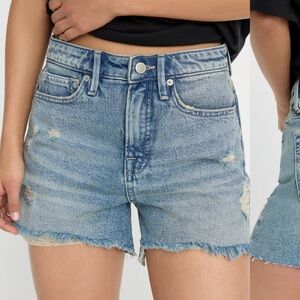 Good American Bombshell Short with curved hem. Women's Shorts. Size 16